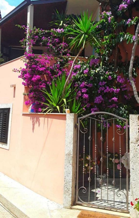 Bougainvillea--Apartment By The Sea Ston Ngoại thất bức ảnh
