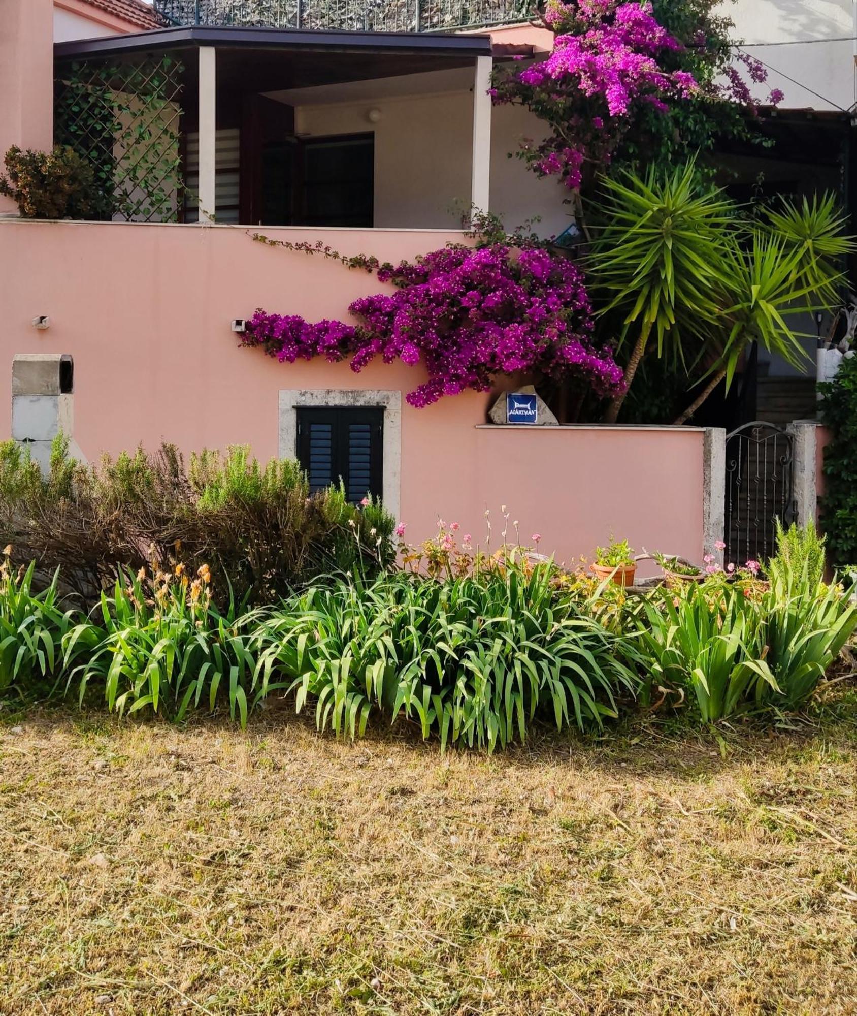 Bougainvillea--Apartment By The Sea Ston Ngoại thất bức ảnh